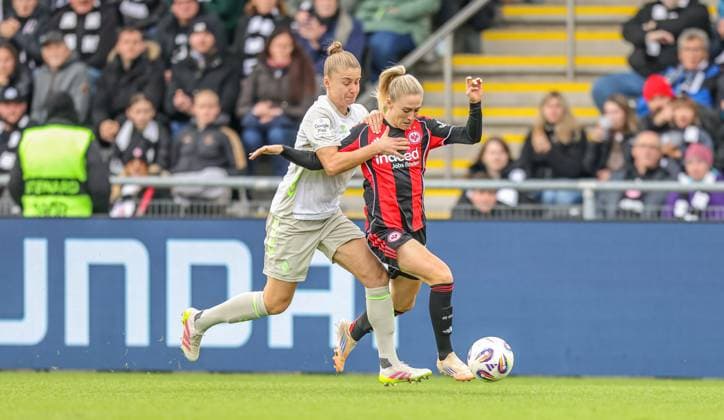 DEU, Frankfurt, Eintracht Frankfurt vs Werder Bremen, Google Pixel Frauen Bundesliga, DFB, Saison 2526, Stadion am Bretanobad, 7. Spieltag im Bild v.l.n.r: Michelle Ulbrich (Werder Bremen 5), Rebecka Blomqvist (Eintracht Frankfurt 28), Zweikampf DFB DFL REGULATIONS PROHIBIT ANY USE OF PHOTOGRAPHS AS IMAGE SEQUENCES AND OR QUASI-VIDEO, 19.10.2025 Copyright: HMBxMedia HendrikxHamelau