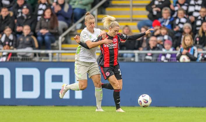 DEU, Frankfurt, Eintracht Frankfurt vs Werder Bremen, Google Pixel Frauen Bundesliga, DFB, Saison 2526, Stadion am Bretanobad, 7. Spieltag im Bild v.l.n.r: Michelle Ulbrich (Werder Bremen 5), Rebecka Blomqvist (Eintracht Frankfurt 28), Zweikampf DFB DFL REGULATIONS PROHIBIT ANY USE OF PHOTOGRAPHS AS IMAGE SEQUENCES AND OR QUASI-VIDEO, 19.10.2025 Copyright: HMBxMedia HendrikxHamelau
