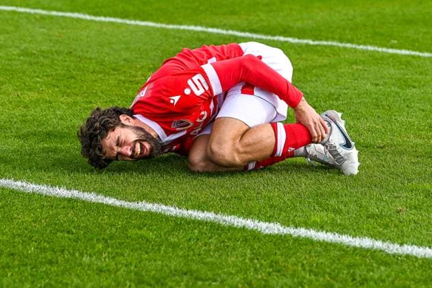 GER, 3. Liga, SSV Ulm 1846 vs FC Energie Cottbus 19.10.2025, Donaustadion, Ulm, GER, 3. Liga, SSV Ulm 1846 vs FC Energie Cottbus, im Bild Dominik Pelivan (Cottbus, 5) hat Schmerzen