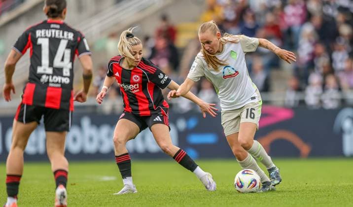 DEU, Frankfurt, Eintracht Frankfurt vs Werder Bremen, Google Pixel Frauen Bundesliga, DFB, Saison 2526, Stadion am Bretanobad, 7. Spieltag im Bild v.l.n.r: Nina Lührßen (Eintracht Frankfurt 11), EmÅ‘ke Papai (Werder Bremen 16) DFB DFL REGULATIONS PROHIBIT ANY USE OF PHOTOGRAPHS AS IMAGE SEQUENCES AND OR QUASI-VIDEO, 19.10.2025 Copyright: HMBxMedia HendrikxHamelau