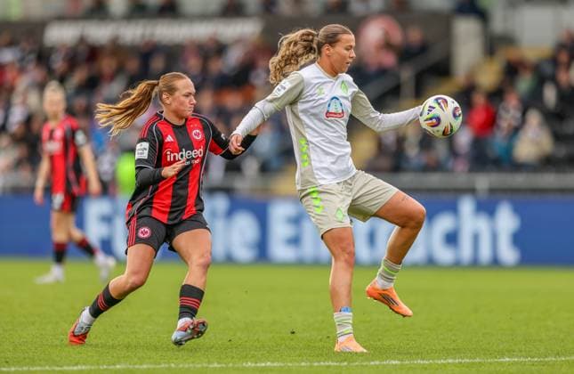 DEU, Frankfurt, Eintracht Frankfurt vs Werder Bremen, Google Pixel Frauen Bundesliga, DFB, Saison 2526, Stadion am Bretanobad, 7. Spieltag im Bild v.l.n.r: Lisanne Gräwe (Eintracht Frankfurt 8), Larissa Mühlhaus (Werder Bremen 7) DFB DFL REGULATIONS PROHIBIT ANY USE OF PHOTOGRAPHS AS IMAGE SEQUENCES AND OR QUASI-VIDEO, 19.10.2025 Copyright: HMBxMedia HendrikxHamelau
