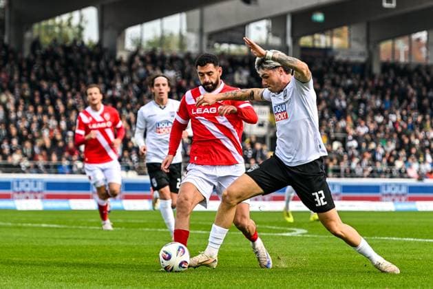 GER, 3. Liga, SSV Ulm 1846 vs FC Energie Cottbus 19.10.2025, Donaustadion, Ulm, GER, 3. Liga, SSV Ulm 1846 vs FC Energie Cottbus, im Bild Tolcay Cigerci (Cottbus, 10), Niklas Kölle Koelle (SSV Ulm, 32)