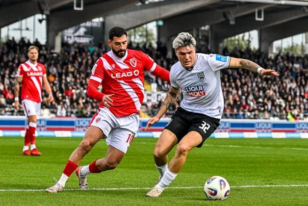 GER, 3. Liga, SSV Ulm 1846 vs FC Energie Cottbus 19.10.2025, Donaustadion, Ulm, GER, 3. Liga, SSV Ulm 1846 vs FC Energie Cottbus, im Bild Tolcay Cigerci (Cottbus, 10), Niklas Kölle Koelle (SSV Ulm, 32)