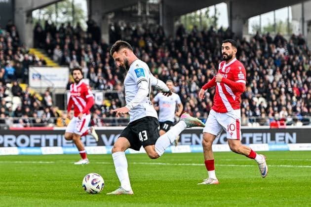 GER, 3. Liga, SSV Ulm 1846 vs FC Energie Cottbus 19.10.2025, Donaustadion, Ulm, GER, 3. Liga, SSV Ulm 1846 vs FC Energie Cottbus, im Bild Leon Dajaku (SSV Ulm, 43), Tolcay Cigerci (Cottbus, 10)