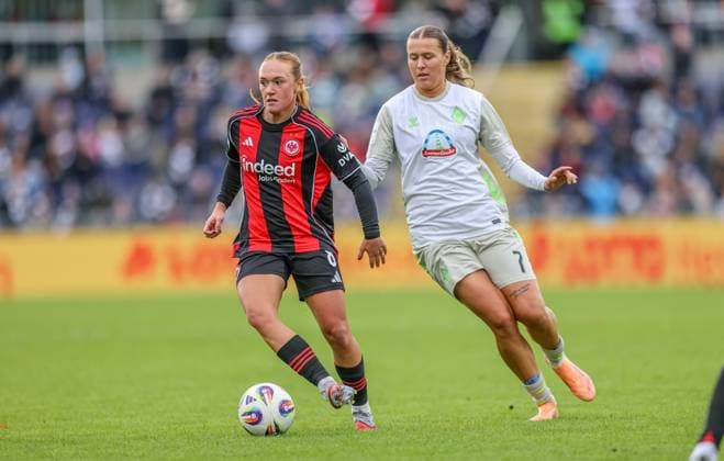 DEU, Frankfurt, Eintracht Frankfurt vs Werder Bremen, Google Pixel Frauen Bundesliga, DFB, Saison 2526, Stadion am Bretanobad, 7. Spieltag im Bild v.l.n.r: Lisanne Gräwe (Eintracht Frankfurt 8), Larissa Mühlhaus (Werder Bremen 7) DFB DFL REGULATIONS PROHIBIT ANY USE OF PHOTOGRAPHS AS IMAGE SEQUENCES AND OR QUASI-VIDEO, 19.10.2025 Copyright: HMBxMedia HendrikxHamelau