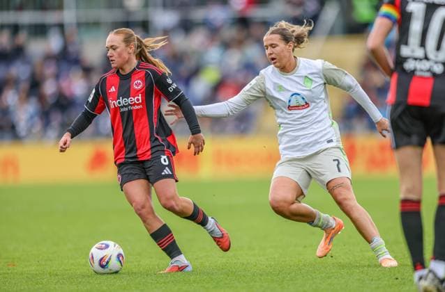 DEU, Frankfurt, Eintracht Frankfurt vs Werder Bremen, Google Pixel Frauen Bundesliga, DFB, Saison 2526, Stadion am Bretanobad, 7. Spieltag im Bild v.l.n.r: Lisanne Gräwe (Eintracht Frankfurt 8), Larissa Mühlhaus (Werder Bremen 7) DFB DFL REGULATIONS PROHIBIT ANY USE OF PHOTOGRAPHS AS IMAGE SEQUENCES AND OR QUASI-VIDEO, 19.10.2025 Copyright: HMBxMedia HendrikxHamelau