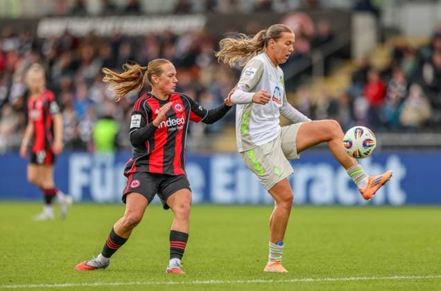 DEU, Frankfurt, Eintracht Frankfurt vs Werder Bremen, Google Pixel Frauen Bundesliga, DFB, Saison 2526, Stadion am Bretanobad, 7. Spieltag im Bild v.l.n.r: Lisanne Gräwe (Eintracht Frankfurt 8), Larissa Mühlhaus (Werder Bremen 7) DFB DFL REGULATIONS PROHIBIT ANY USE OF PHOTOGRAPHS AS IMAGE SEQUENCES AND OR QUASI-VIDEO, 19.10.2025 Copyright: HMBxMedia HendrikxHamelau