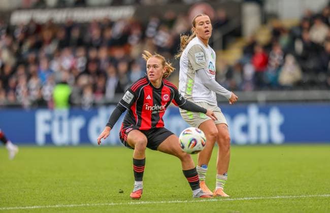 DEU, Frankfurt, Eintracht Frankfurt vs Werder Bremen, Google Pixel Frauen Bundesliga, DFB, Saison 2526, Stadion am Bretanobad, 7. Spieltag im Bild v.l.n.r: Lisanne Gräwe (Eintracht Frankfurt 8), Larissa Mühlhaus (Werder Bremen 7) DFB DFL REGULATIONS PROHIBIT ANY USE OF PHOTOGRAPHS AS IMAGE SEQUENCES AND OR QUASI-VIDEO, 19.10.2025 Copyright: HMBxMedia HendrikxHamelau