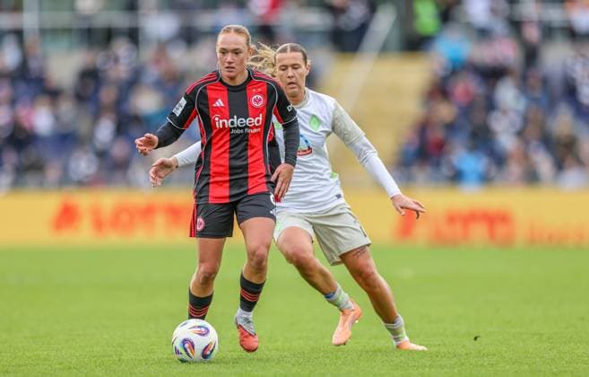 DEU, Frankfurt, Eintracht Frankfurt vs Werder Bremen, Google Pixel Frauen Bundesliga, DFB, Saison 2526, Stadion am Bretanobad, 7. Spieltag im Bild v.l.n.r: Lisanne Gräwe (Eintracht Frankfurt 8), Larissa Mühlhaus (Werder Bremen 7) DFB DFL REGULATIONS PROHIBIT ANY USE OF PHOTOGRAPHS AS IMAGE SEQUENCES AND OR QUASI-VIDEO, 19.10.2025 Copyright: HMBxMedia HendrikxHamelau