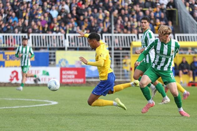 Fußball Regionalliga Nordost: 1. FC Lok Leipzig - BSG Chemie Leipzig; 19.10.2025 Ayodele Adetula (11, Lok Leipzig) kommt gegen Rajk Lisinski (27, Chemie Leipzig) zu Fall. Fußball, Regionalliga Nordost, Saison 2025 2026, 12. Spieltag: 1. FC Lok Leipzig vs. BSG Chemie Leipzig am 19.10.2025 im Bruno-Plache-Stadion, Leipzig. Copyright: xBEAUTIFULxSPORTS JanxKaeferx