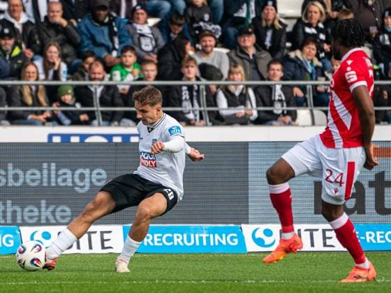Max Scholze (SSV Ulm 1846, 28) schlaegt eine Flanke, Anderson Lucoqui (FC Energie Cottbus, 24) kann nicht eingreifen, GER, SSV Ulm 1846 vs. SV Elversberg, Fussball, DFB-Pokal, 1. Runde, Spielzeit 2025 2026, 17.08.2025, DFB DFL regulations prohibit any use of photographs as image sequences and or quasi-video. GER, SSV Ulm 1846 vs. SV Elversberg, Fussball, DFB-Pokal, Spielzeit 2025 2026, 17.08.2025 Ulm Copyright: xMichaelxSchmidt Eibner-Pressefotx EP_MST