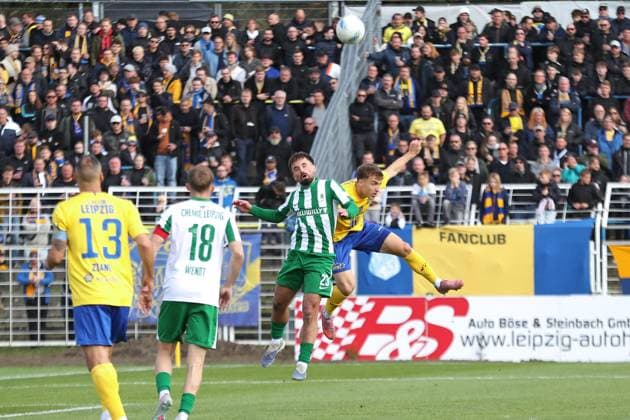 Fußball Regionalliga Nordost: 1. FC Lok Leipzig - BSG Chemie Leipzig; 19.10.2025 Nils Lihsek (23, Chemie Leipzig) im Kopfball-Duell mit Jonas Arcalean (17, Lok Leipzig). Fußball, Regionalliga Nordost, Saison 2025 2026, 12. Spieltag: 1. FC Lok Leipzig vs. BSG Chemie Leipzig am 19.10.2025 im Bruno-Plache-Stadion, Leipzig. Copyright: xBEAUTIFULxSPORTS JanxKaeferx