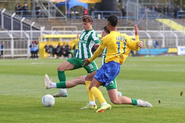 Fußball Regionalliga Nordost: 1. FC Lok Leipzig - BSG Chemie Leipzig; 19.10.2025 Fynn Seidel (10, Chemie Leipzig) und Valon Aliji (14, Chemie Leipzig) stoppen Ayodele Adetula (11, Lok Leipzig). Fußball, Regionalliga Nordost, Saison 2025 2026, 12. Spieltag: 1. FC Lok Leipzig vs. BSG Chemie Leipzig am 19.10.2025 im Bruno-Plache-Stadion, Leipzig. Copyright: xBEAUTIFULxSPORTS JanxKaeferx