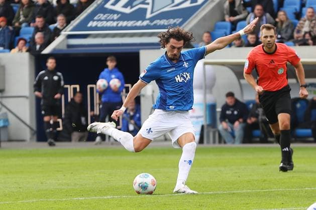 19.10.2025, xtvx, Fussball 2.Bundesliga, SV Darmstadt 98 - 1.FC Magdeburg v.l. Fraser Hornby (SV Darmstadt 98) Torschuss, has a shot on goal (DFL DFB REGULATIONS PROHIBIT ANY USE OF PHOTOGRAPHS as IMAGE SEQUENCES and or QUASI-VIDEO) Darmstadt