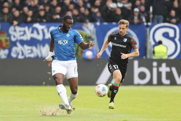 19.10.2025, xtvx, Fussball 2.Bundesliga, SV Darmstadt 98 - 1.FC Magdeburg v.l. Zweikampf, Duell, duel, tackle, compete Patric Pfeiffer (SV Darmstadt 98) Alexander Nollenberger (1. FC Magdeburg) (DFL DFB REGULATIONS PROHIBIT ANY USE OF PHOTOGRAPHS as IMAGE SEQUENCES and or QUASI-VIDEO) Darmstadt