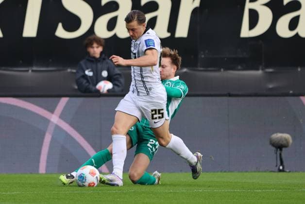 19.10.2025, Fussball, Herren, 2. Bundesliga, Saison 2025 2026, SV 07 Elversberg SpVgg Greuther Fürth, Lukas Petkov (SV 07 Elversberg), Jannik Dehm (SpVgg Greuther Fürth) Elversberg Ursapharm-Arena an der Kaiserlinde Saarland Deutschland (DE)