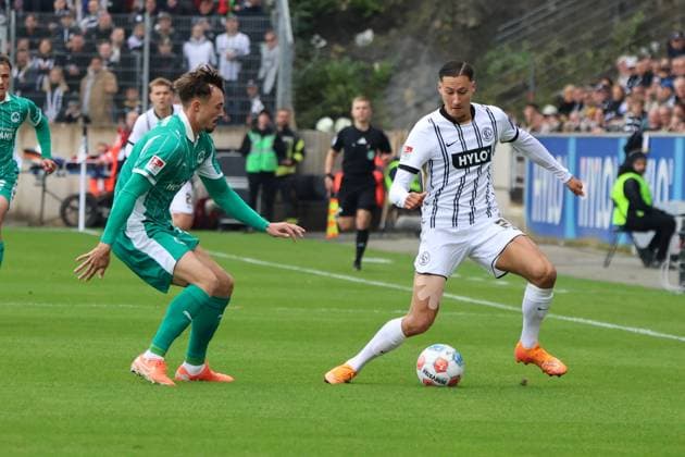 19.10.2025, Fussball, Herren, 2. Bundesliga, Saison 2025 2026, SV 07 Elversberg SpVgg Greuther Fürth, Younes Ebnoutalib (SV 07 Elversberg), Noah König (SpVgg Greuther Fürth) Elversberg Ursapharm-Arena an der Kaiserlinde Saarland Deutschland (DE)