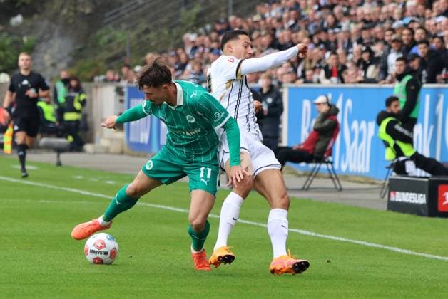 19.10.2025, Fussball, Herren, 2. Bundesliga, Saison 2025 2026, SV 07 Elversberg SpVgg Greuther Fürth,Younes Ebnoutalib (SV 07 Elversberg), Noah König (SpVgg Greuther Fürth) Elversberg Ursapharm-Arena an der Kaiserlinde Saarland Deutschland (DE)
