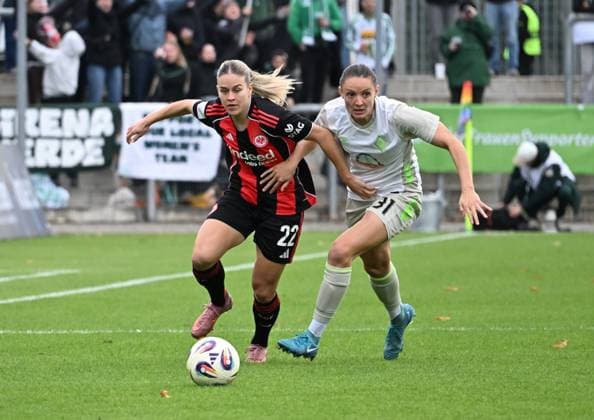 19.10.2025, xsltx, Fussball Google Pixel Frauen-Bundesliga, Eintracht Frankfurt - Werder Bremen v.l. Nadine Riesen (Eintracht Frankfurt), Verena Wieder (Werder Bremen) (DFL DFB REGULATIONS PROHIBIT ANY USE OF PHOTOGRAPHS as IMAGE SEQUENCES and or QUASI-VIDEO)