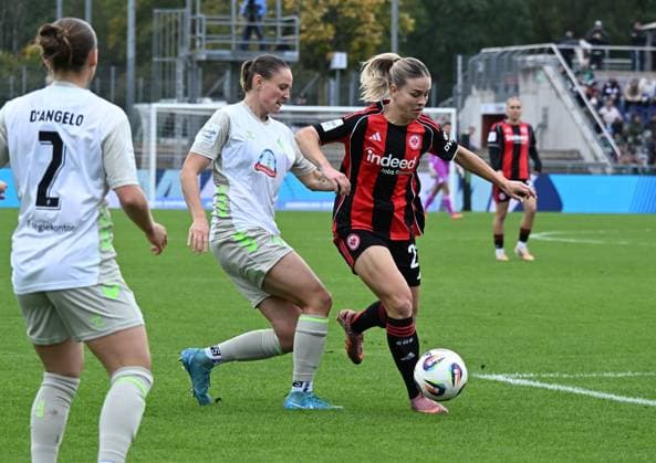 19.10.2025, xsltx, Fussball Google Pixel Frauen-Bundesliga, Eintracht Frankfurt - Werder Bremen v.l. Chiara D Angelo (Werder Bremen), Hanna Nemeth (Werder Bremen), Nadine Riesen (Eintracht Frankfurt) (DFL DFB REGULATIONS PROHIBIT ANY USE OF PHOTOGRAPHS as IMAGE SEQUENCES and or QUASI-VIDEO)