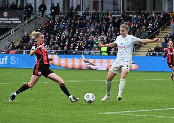 19.10.2025, xsltx, Fussball Google Pixel Frauen-Bundesliga, Eintracht Frankfurt - Werder Bremen v.l. Mit einer Direktabnahme scheitert hier Laura Freigang (Eintracht Frankfurt), re. Michelle Ulbrich (Werder Bremen) (DFL DFB REGULATIONS PROHIBIT ANY USE OF PHOTOGRAPHS as IMAGE SEQUENCES and or QUASI-VIDEO)