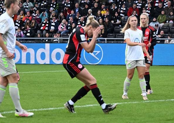 19.10.2025, xsltx, Fussball Google Pixel Frauen-Bundesliga, Eintracht Frankfurt - Werder Bremen v.l. Laura Freigang (Eintracht Frankfurt) nach vergebener Chance (DFL DFB REGULATIONS PROHIBIT ANY USE OF PHOTOGRAPHS as IMAGE SEQUENCES and or QUASI-VIDEO)