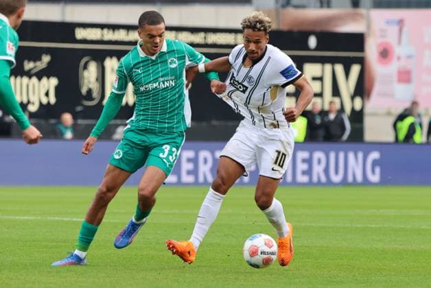 19.10.2025, Fussball, Herren, 2. Bundesliga, Saison 2025 2026, SV 07 Elversberg SpVgg Greuther Fürth, Bambase Conte (SV 07 Elversberg), Maximilian Dietz (SpVgg Greuther Fürth) Elversberg Ursapharm-Arena an der Kaiserlinde Saarland Deutschland (DE)
