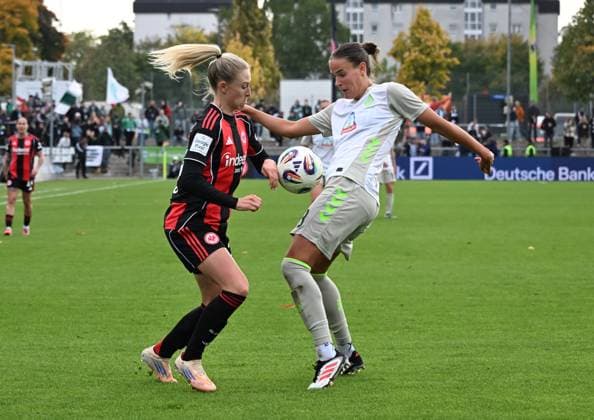19.10.2025, xsltx, Fussball Google Pixel Frauen-Bundesliga, Eintracht Frankfurt - Werder Bremen v.l. Rebecka Blomqvist (Eintracht Frankfurt), Hanna Nemeth (Werder Bremen) (DFL DFB REGULATIONS PROHIBIT ANY USE OF PHOTOGRAPHS as IMAGE SEQUENCES and or QUASI-VIDEO)