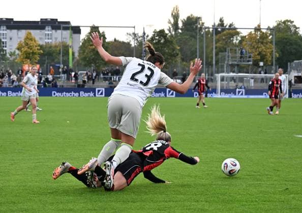 19.10.2025, xsltx, Fussball Google Pixel Frauen-Bundesliga, Eintracht Frankfurt - Werder Bremen v.l. Hanna Nemeth (Werder Bremen) foult Rebecka Blomqvist (Eintracht Frankfurt) (DFL DFB REGULATIONS PROHIBIT ANY USE OF PHOTOGRAPHS as IMAGE SEQUENCES and or QUASI-VIDEO)