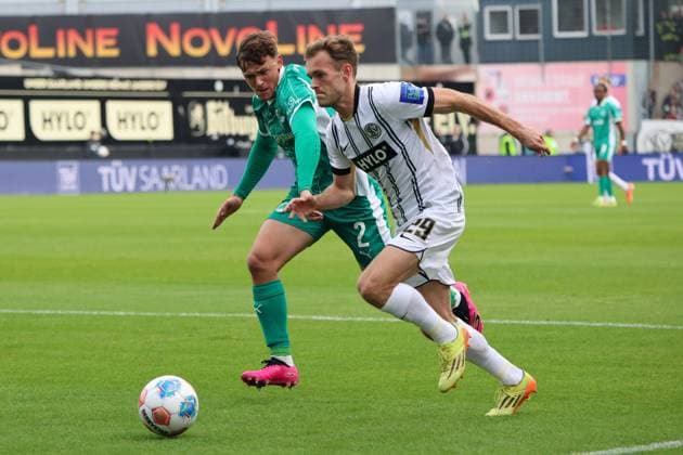 19.10.2025, Fussball, Herren, 2. Bundesliga, Saison 2025 2026, SV 07 Elversberg SpVgg Greuther Fürth, Tom Zimmerschied (SV 07 Elversberg), Lukas Reich (SpVgg Greuther Fürth) Elversberg Ursapharm-Arena an der Kaiserlinde Saarland Deutschland (DE)