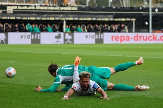 19.10.2025, Fussball, Herren, 2. Bundesliga, Saison 2025 2026, SV 07 Elversberg SpVgg Greuther Fürth, Bambase Conte (SV 07 Elversberg), Noah König (SpVgg Greuther Fürth) Elversberg Ursapharm-Arena an der Kaiserlinde Saarland Deutschland (DE)