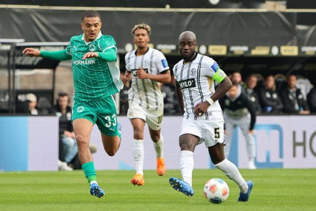 19.10.2025, Fussball, Herren, 2. Bundesliga, Saison 2025 2026, SV 07 Elversberg SpVgg Greuther Fürth, Amara Conde (SV 07 Elversberg), Maximilian Dietz (SpVgg Greuther Fürth) Elversberg Ursapharm-Arena an der Kaiserlinde Saarland Deutschland (DE)