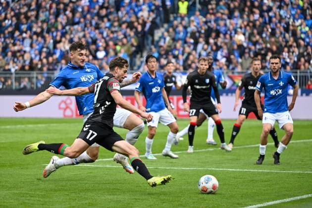 Matej Maglica (SV Darmstadt 1898, 05) im Zweikampf mit Alexander Nollenberger (1.FC Magdeburg, 17), GER, SV Darmstadt 98 vs 1. FC Magdeburg Fussball, 2. Bundesliga, 9. Spieltag, Spielzeit 2025 2026, 19.10.2025. DFL REGULATIONS PROHIBIT ANY USE OF PHOTOGRAPHS AS IMAGE SEQUENCES AND OR QUASI-VIDEO GER, SV Darmstadt 98 vs 1. FC Magdeburg Fussball, 2. Bundesliga, 9. Spieltag, Spielzeit 2025 2026, 19.10.2025. Darmstadt