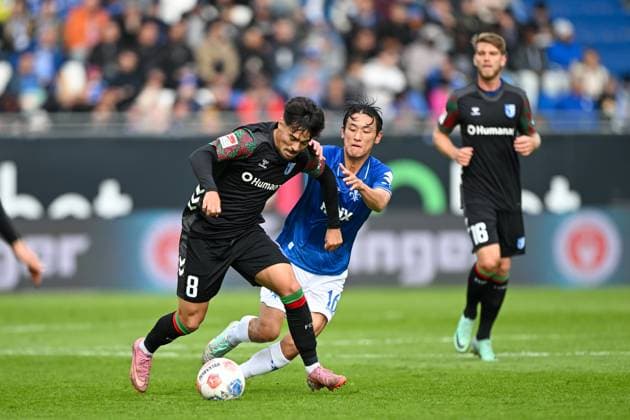 Laurin Ulrich (1.FC Magdeburg, 08) im Zweikampf mit Hiroki Akiyama (SV Darmstadt 1898, 16), GER, SV Darmstadt 98 vs 1. FC Magdeburg Fussball, 2. Bundesliga, 9. Spieltag, Spielzeit 2025 2026, 19.10.2025. DFL REGULATIONS PROHIBIT ANY USE OF PHOTOGRAPHS AS IMAGE SEQUENCES AND OR QUASI-VIDEO GER, SV Darmstadt 98 vs 1. FC Magdeburg Fussball, 2. Bundesliga, 9. Spieltag, Spielzeit 2025 2026, 19.10.2025. Darmstadt