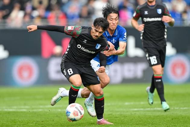 Laurin Ulrich (1.FC Magdeburg, 08) im Zweikampf mit Hiroki Akiyama (SV Darmstadt 1898, 16), GER, SV Darmstadt 98 vs 1. FC Magdeburg Fussball, 2. Bundesliga, 9. Spieltag, Spielzeit 2025 2026, 19.10.2025. DFL REGULATIONS PROHIBIT ANY USE OF PHOTOGRAPHS AS IMAGE SEQUENCES AND OR QUASI-VIDEO GER, SV Darmstadt 98 vs 1. FC Magdeburg Fussball, 2. Bundesliga, 9. Spieltag, Spielzeit 2025 2026, 19.10.2025. Darmstadt
