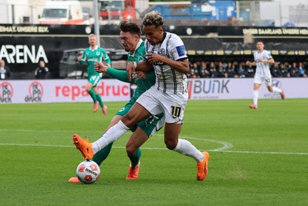 19.10.2025, Fussball, Herren, 2. Bundesliga, Saison 2025 2026, SV 07 Elversberg SpVgg Greuther Fürth, Bambase Conte (SV 07 Elversberg), Noah König (SpVgg Greuther Fürth) Elversberg Ursapharm-Arena an der Kaiserlinde Saarland Deutschland (DE)