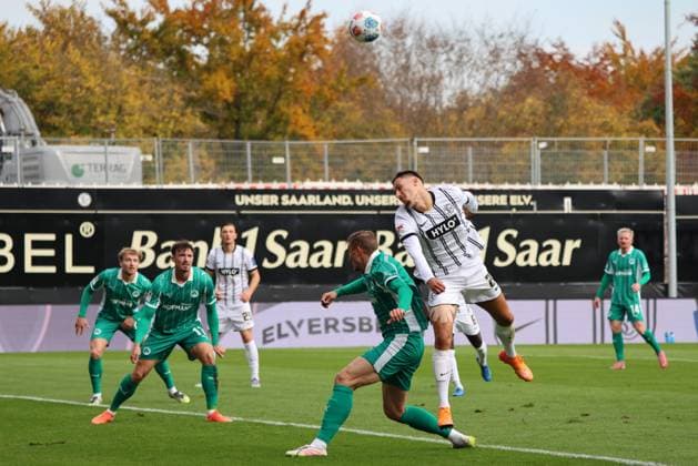 19.10.2025, Fussball, Herren, 2. Bundesliga, Saison 2025 2026, SV 07 Elversberg SpVgg Greuther Fürth, Younes Ebnoutalib (SV 07 Elversberg), Noah König (SpVgg Greuther Fürth), Philipp Ziereis (SpVgg Greuther Fürth) Elversberg Ursapharm-Arena an der Kaiserlinde Saarland Deutschland (DE)