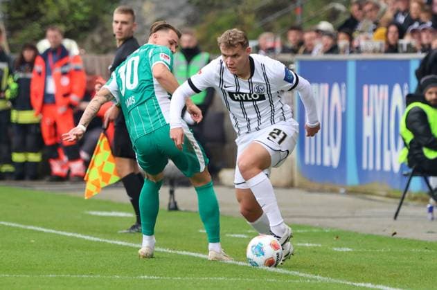 19.10.2025, Fussball, Herren, 2. Bundesliga, Saison 2025 2026, SV 07 Elversberg SpVgg Greuther Fürth, Lasse Günther (SV 07 Elversberg), Felix Klaus (SpVgg Greuther Fürth) Elversberg Ursapharm-Arena an der Kaiserlinde Saarland Deutschland (DE)