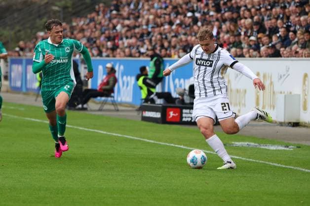 19.10.2025, Fussball, Herren, 2. Bundesliga, Saison 2025 2026, SV 07 Elversberg SpVgg Greuther Fürth, Lasse Günther (SV 07 Elversberg), Lukas Reich (SpVgg Greuther Fürth) Elversberg Ursapharm-Arena an der Kaiserlinde Saarland Deutschland (DE)