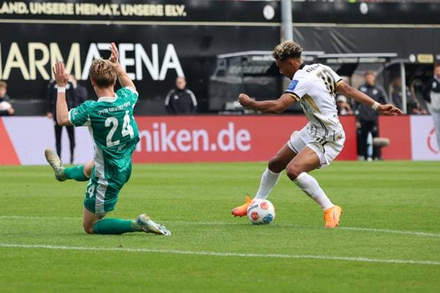 19.10.2025, Fussball, Herren, 2. Bundesliga, Saison 2025 2026, SV 07 Elversberg SpVgg Greuther Fürth, Bambase Conte (SV 07 Elversberg), Marco John (SpVgg Greuther Fürth) Elversberg Ursapharm-Arena an der Kaiserlinde Saarland Deutschland (DE)