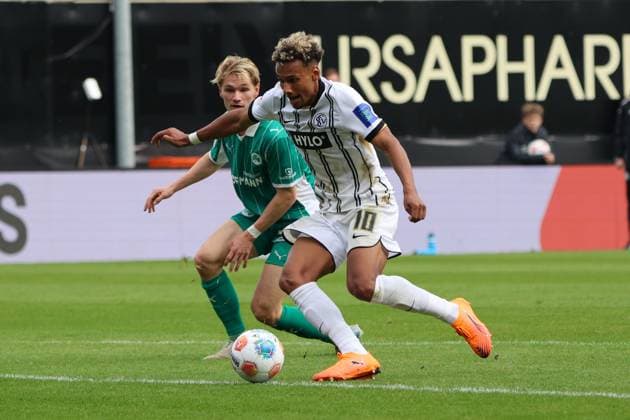 19.10.2025, Fussball, Herren, 2. Bundesliga, Saison 2025 2026, SV 07 Elversberg SpVgg Greuther Fürth, Bambase Conte (SV 07 Elversberg), Marco John (SpVgg Greuther Fürth) Elversberg Ursapharm-Arena an der Kaiserlinde Saarland Deutschland (DE)
