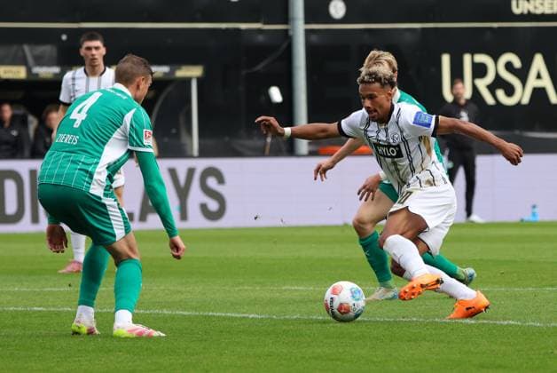 19.10.2025, Fussball, Herren, 2. Bundesliga, Saison 2025 2026, SV 07 Elversberg SpVgg Greuther Fürth, Bambase Conte (SV 07 Elversberg), Philipp Ziereis (SpVgg Greuther Fürth) Elversberg Ursapharm-Arena an der Kaiserlinde Saarland Deutschland (DE)
