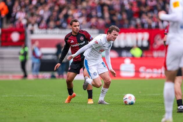 19.10.2025, 2. Bundesliga, 9. Spieltag, 1. FC Nürnberg - Holstein Kiel, v. l. Tarek Buchmann (1. FC Nürnberg), Magnus Knudsen (Holstein Kiel), Nürnberg Max Morlock Stadion Bayern Deutschland xRHR-FOTO DEx Copyright: DennisxEwert RHR-FOTOx RHR-FOTO DE