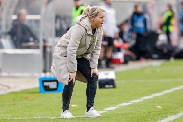 Friederike Kromp (Fritzy Kromp, Trainerin, Cheftrainerin, SV Werder Bremen) gibt Anweisungen, ruft, schreit, brüllt, DIE DFB-RICHTLINIEN UNTERSAGEN JEGLICHE NUTZUNG VON FOTOS ALS SEQUENZBILDER UND ODER VIDEOÄHNLICHE FOTOSTRECKEN. DFB REGULATIONS PROHIBIT ANY USE OF PHOTOGRAPHS AS IMAGE SEQUENCES AND OR QUASI-VIDEO., 19.10.2025, Frankfurt am Main (Deutschland), Fussball, Google Pixel Frauen-Bundesliga, Eintracht Frankfurt - SV Werder Bremen