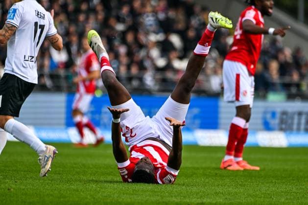 GER, 3. Liga, SSV Ulm 1846 vs FC Energie Cottbus 19.10.2025, Donaustadion, Ulm, GER, 3. Liga, SSV Ulm 1846 vs FC Energie Cottbus, im Bild King Manu (Cottbus, 2) stuerzt