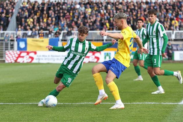 Fußball Regionalliga Nordost: 1. FC Lok Leipzig - BSG Chemie Leipzig; 19.10.2025 Fynn Seidel (10, Chemie Leipzig) klärt vor David Grözinger (27, Lok Leipzig). Fußball, Regionalliga Nordost, Saison 2025 2026, 12. Spieltag: 1. FC Lok Leipzig vs. BSG Chemie Leipzig am 19.10.2025 im Bruno-Plache-Stadion, Leipzig. Copyright: xBEAUTIFULxSPORTS JanxKaeferx