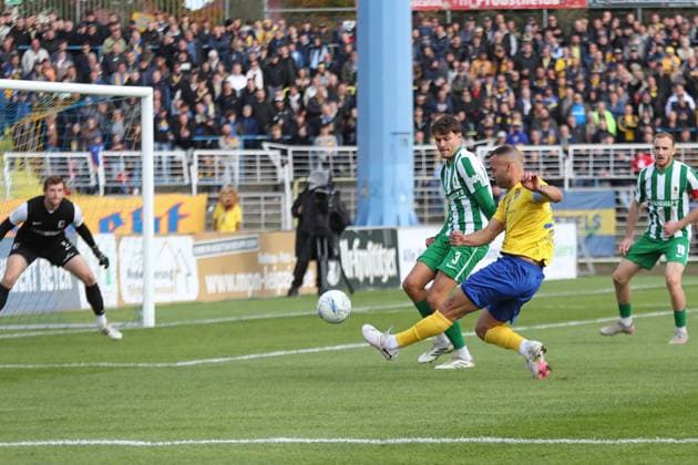 Fußball Regionalliga Nordost: 1. FC Lok Leipzig - BSG Chemie Leipzig; 19.10.2025 Kapitän Djamal Ziane (13, Lok Leipzig) mit einem Schuss-Versuch. Fußball, Regionalliga Nordost, Saison 2025 2026, 12. Spieltag: 1. FC Lok Leipzig vs. BSG Chemie Leipzig am 19.10.2025 im Bruno-Plache-Stadion, Leipzig. Copyright: xBEAUTIFULxSPORTS JanxKaeferx