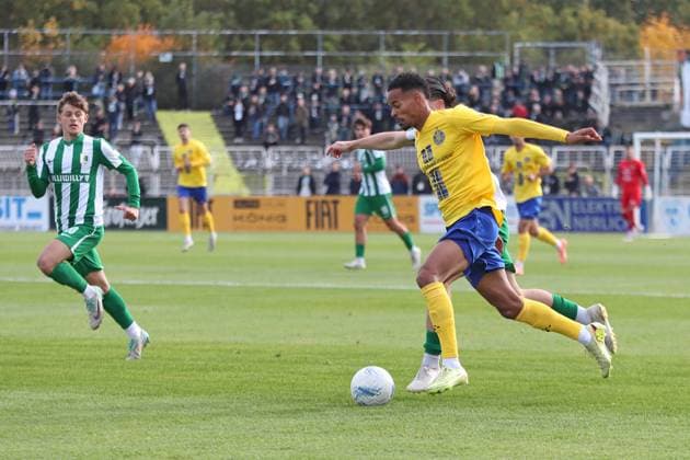 Fußball Regionalliga Nordost: 1. FC Lok Leipzig - BSG Chemie Leipzig; 19.10.2025 Ayodele Adetula (11, Lok Leipzig). Fußball, Regionalliga Nordost, Saison 2025 2026, 12. Spieltag: 1. FC Lok Leipzig vs. BSG Chemie Leipzig am 19.10.2025 im Bruno-Plache-Stadion, Leipzig. Copyright: xBEAUTIFULxSPORTS JanxKaeferx