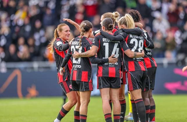 DEU, Frankfurt, Eintracht Frankfurt vs Werder Bremen, Google Pixel Frauen Bundesliga, DFB, Saison 2526, Stadion am Bretanobad, 7. Spieltag im Bild: Rebecka Blomqvist (Eintracht Frankfurt 28) erzielt das Tor zum 1:0, Jubel mit ErÃ«leta Memeti (Eintracht Frankfurt 27) DFB DFL REGULATIONS PROHIBIT ANY USE OF PHOTOGRAPHS AS IMAGE SEQUENCES AND OR QUASI-VIDEO, 19.10.2025 Copyright: HMBxMedia HendrikxHamelau
