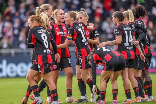 DEU, Frankfurt, Eintracht Frankfurt vs Werder Bremen, Google Pixel Frauen Bundesliga, DFB, Saison 2526, Stadion am Bretanobad, 7. Spieltag im Bild: Rebecka Blomqvist (Eintracht Frankfurt 28) erzielt das Tor zum 1:0, Jubel mit ErÃ«leta Memeti (Eintracht Frankfurt 27) DFB DFL REGULATIONS PROHIBIT ANY USE OF PHOTOGRAPHS AS IMAGE SEQUENCES AND OR QUASI-VIDEO, 19.10.2025 Copyright: HMBxMedia HendrikxHamelau